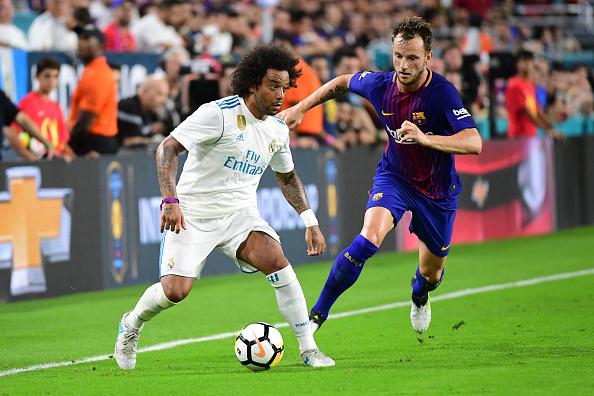 Ivan Rakitic tengah berusaha mengambil bola dari penguasaan Marcelo. Copyright: Miami Gardens, Florida. (Photo by Dave Winter/Icon Sport