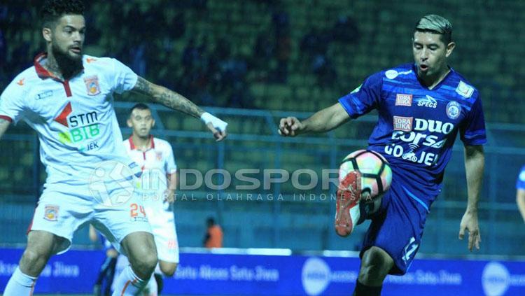 Esteban Vizcarra berkali-kali gagal menembus lini Diego Michiels yang bermain disiplin. Copyright: Ian Setiawan/Football265.com