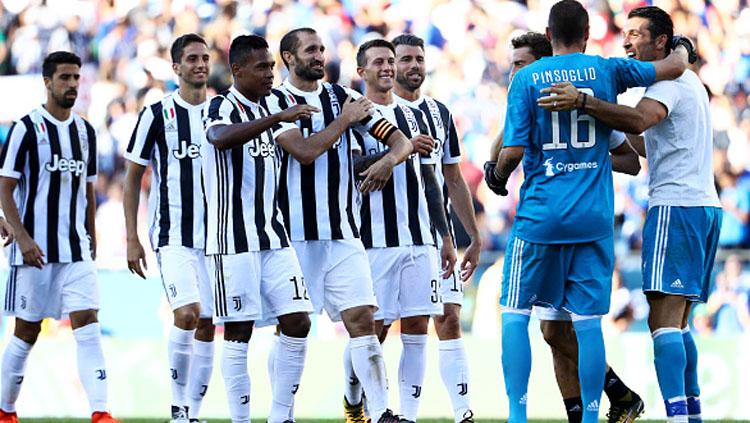 Carlo Pinsoglio merayakan kemenangan bersama rekan satu timnya usai kalahkan AS Roma dengan skor 6-5 lewat tendangan penalti.