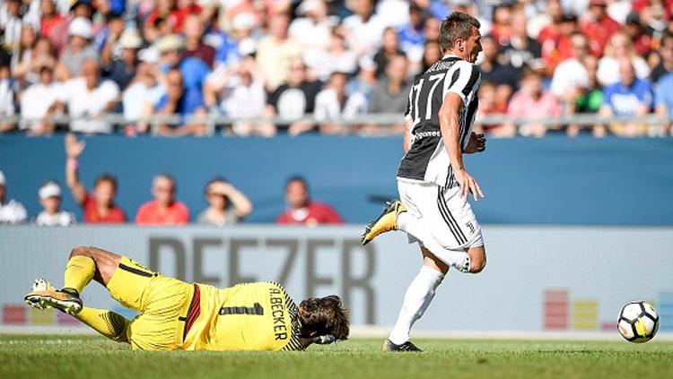 Mario Mandzukic berhasil melewati Alisson Becker sehingga membuahkan satu gol untuk Juventus.