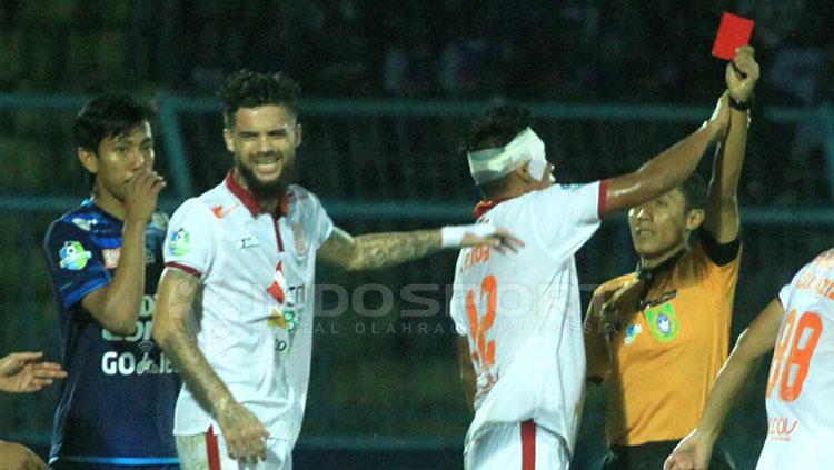 Ekspresi kekesalan Diego Michiels saat dikartu merah. Copyright: Ian Setiawan/INDOSPORT