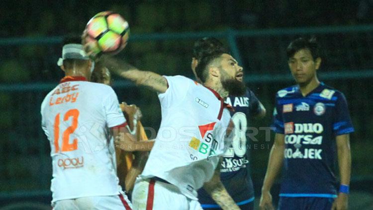 Diego Michiels lempar bola setelah dikartu merah. Copyright: Ian Setiawan/INDOSPORT