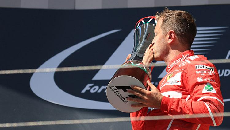 Sebastian Vettel mencium trofi Formula 1 di GP Hungaria.