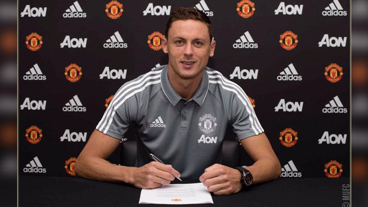 Nemanja Matic menandatangani kontrak tiga tahun di Man United. Copyright: Twitter Man United