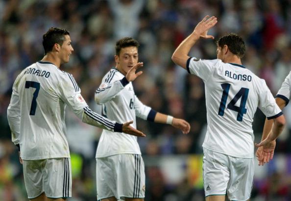 Pemain megabintang Real Madrid, Cristiano Ronaldo bersama dua mantan rekan setimnya, Mesut Ozil, dan Xabi Alonso Copyright: INDOSPORT