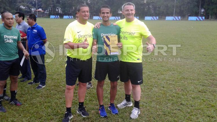 Thoriq Alkatiri (tengah) wasit Indonesia yang berlisensi FIFA. Copyright: Petrus Manus Da Yerimon