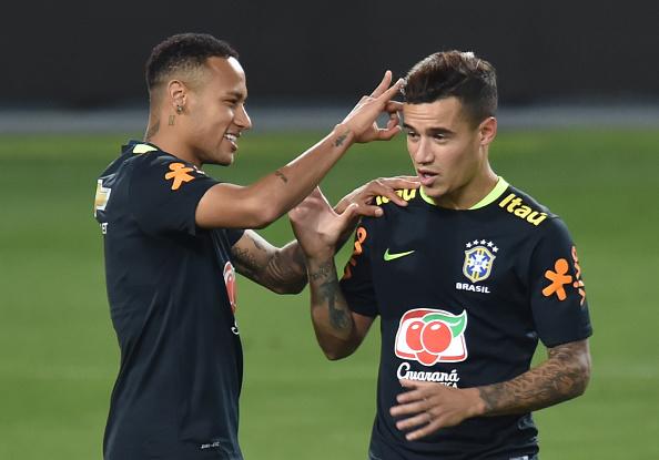 Neymar Jr (kiri) dan Philippe Coutinho saat sama-sama latihan di Timnas Brasil. Copyright: INDOSPORT
