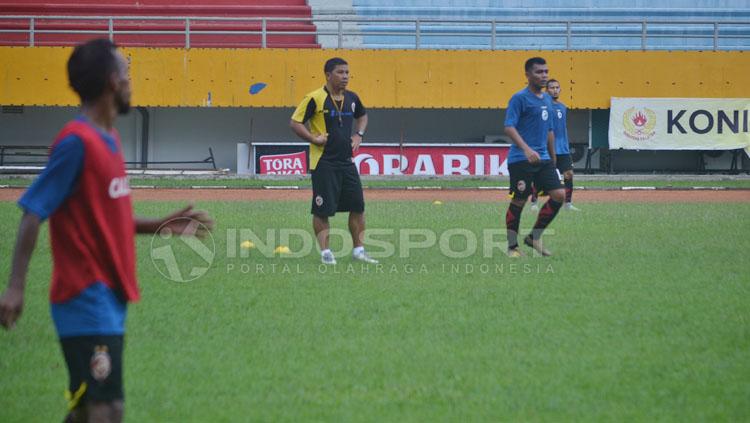 Pelatih Sriwijaya FC, Widodo Cahyono Putro, memantau perkembangan latihan anak asuhnya. Copyright: Muhammad Effendi/INDOSPORT