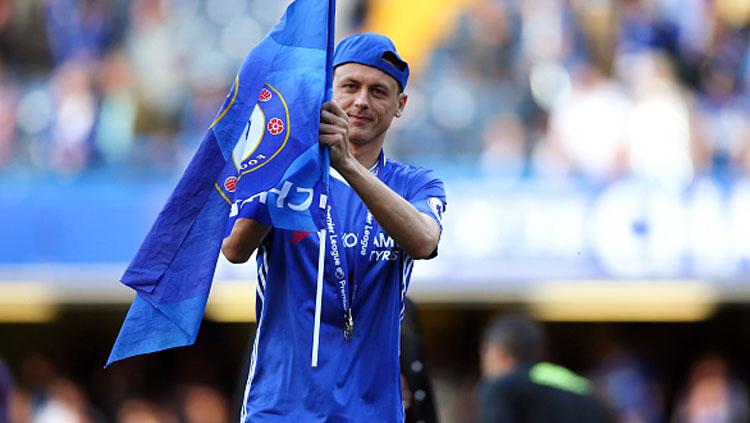 Nemanja Matic membawa bendera Chelsea saat juara Liga Inggris musim 2016-17.