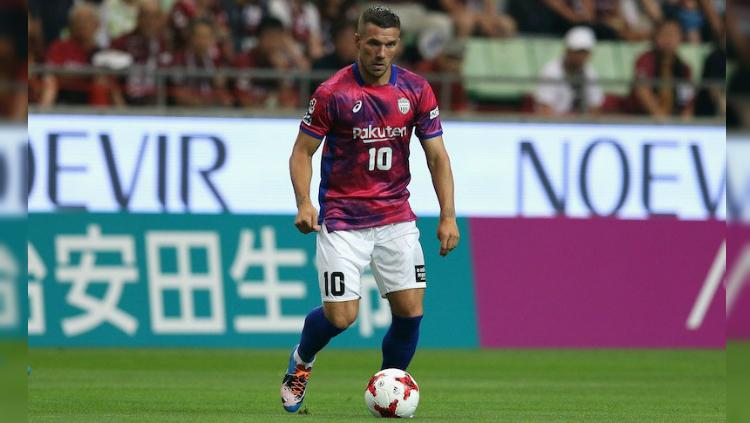 Lukas Podolski saat debut bersama Vissel Kobe. Copyright: Twitter/@SoccerKingJP