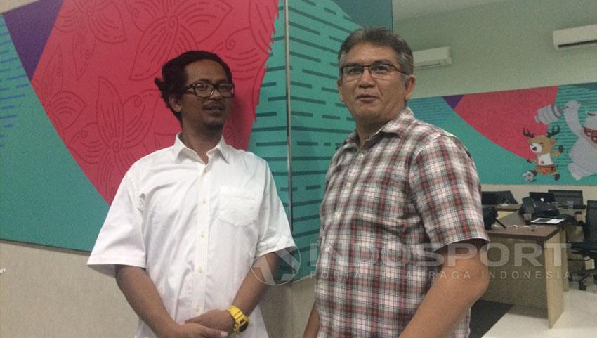 Heru Joko (bobotoh) dan Ferry Indrasjarief, ketua Jakmania. Copyright: Lanjar Wiratri/Football265.com