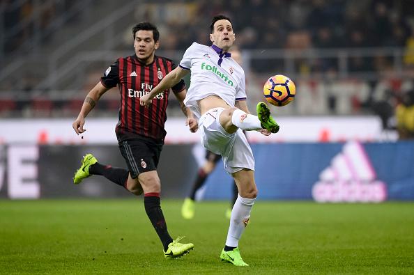 Nikola Kalinic (kanan) saat melawan AC Milan di musim 2016/17 kemarin. Copyright: INDOSPORT