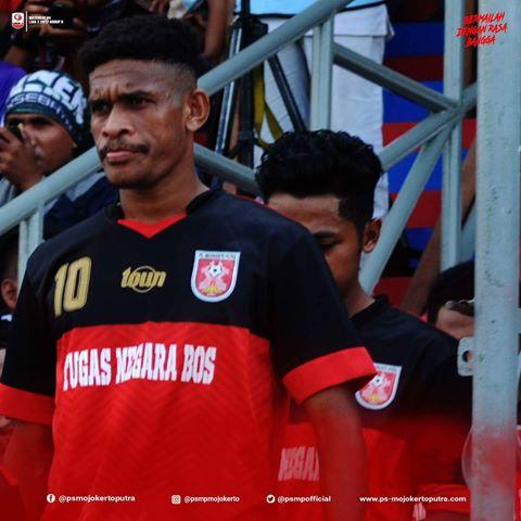 Jersey bertuliskan Tugas Negara Bos miliki PS Mojekerto Putera. Copyright: Twitter @SuporterTVFC