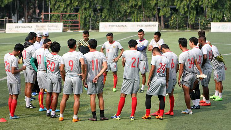 Pemain Bhayangkara FC saat mendengarkan instruksi. Copyright: Media Bhayangkara FC