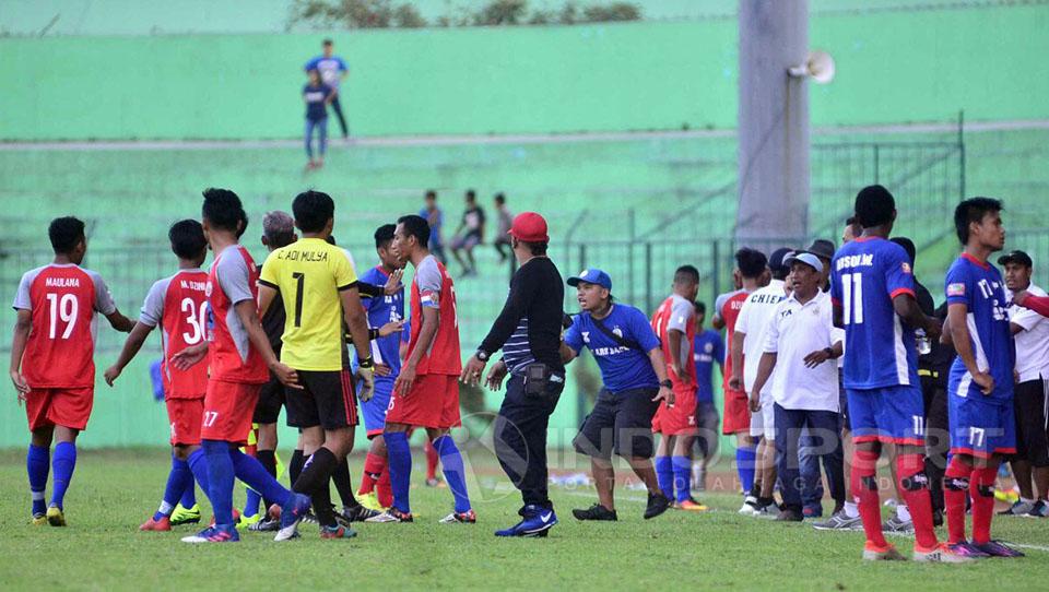 Persema 1953 vs Arema Indonesia dihentikan di menit 81. Copyright: Ian Setiawan/Indosport.com