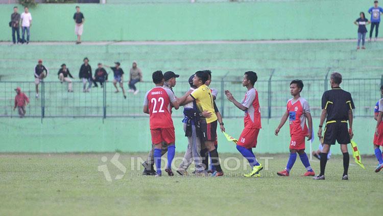 Kericuhan yang terjadi di laga Persema 1953 vs Arema Indonesia. Copyright: Ian Setiawan/INDOSPORT