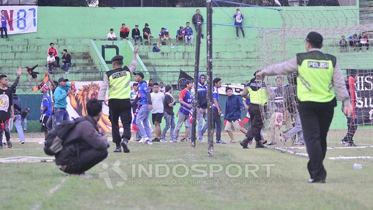 Kericuhan yang terjadi di laga Persema 1953 vs Arema Indonesia. Copyright: Ian Setiawan/INDOSPORT