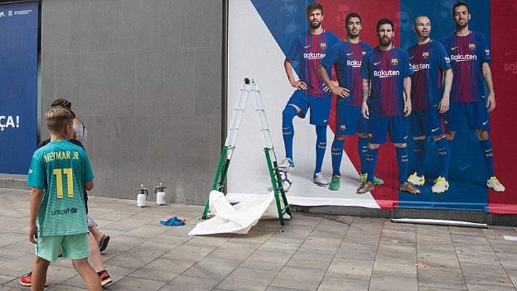 Poster baru Barcelona dipasang di luar Caixa Bank di Nou Camp. Copyright: dailymail.co.uk