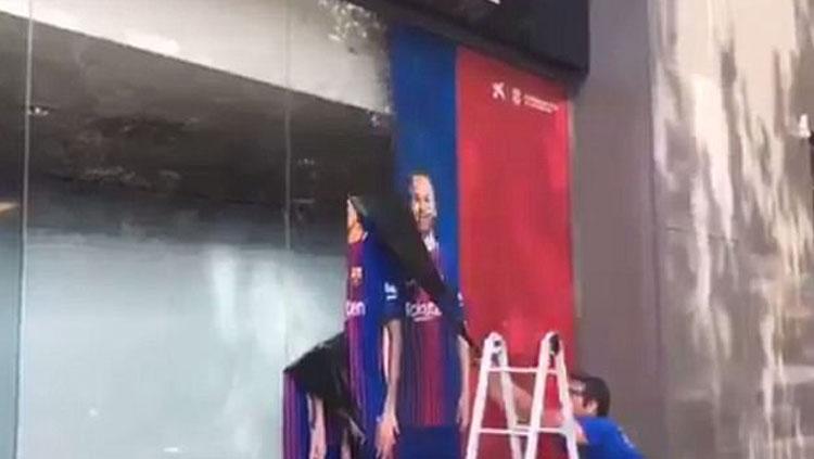 Pencopotan poster Neymar di luar Caixa Bank di Nou Camp. Copyright: dailymail.co.uk