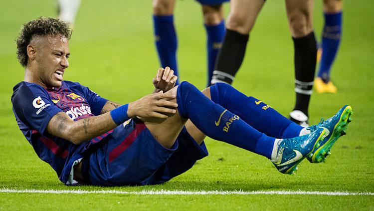 Neymar kesakitan dalam laga tur pramusim melawan Real Madrid. Copyright: INDOSPORT