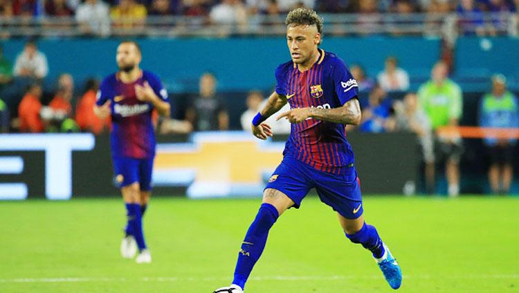 Neymar saat mengontrol bola melawan Real Madrid. Copyright: INDOSPORT