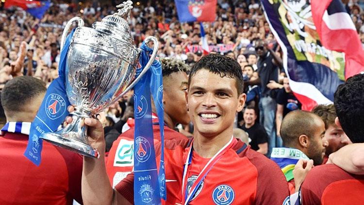 Thiago Silva mengangkat trofi piala Prancis musim 2016/17.