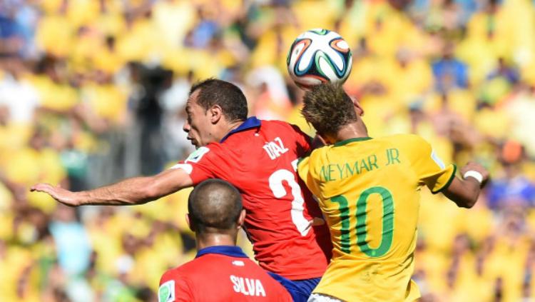 Neymar menyundul bola dengan kepala. Copyright: Indosport