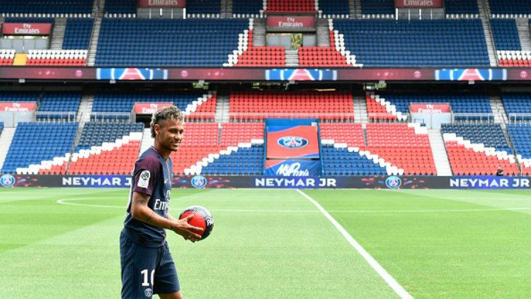 Neymar Diperkenalkan PSG Copyright: Indosport