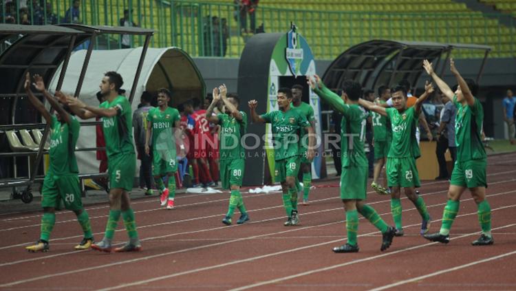 Selebrasi para pemain Bhayangkara FC usai kemenangan. (Herry Ibrahim/INDOSPORT) Copyright: Herry Ibrahim/INDOSPORT