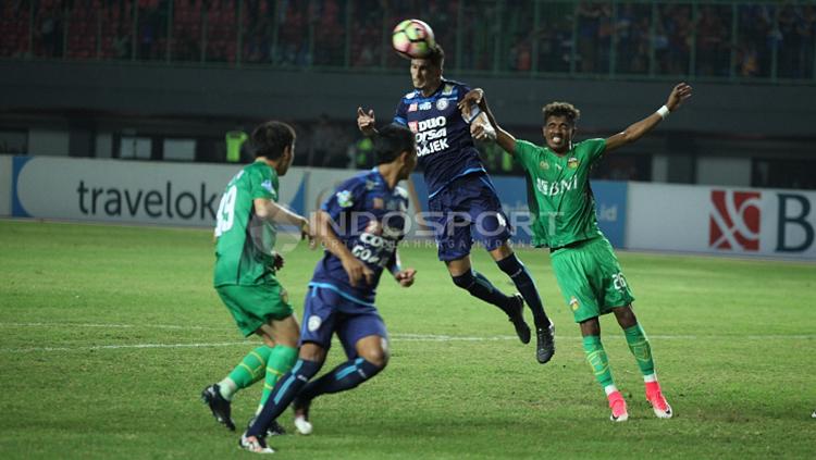 Alfin Tuasalamony saat berusaha berduel dengan pemain Arema FC. (Herry Ibrahim/INDOSPORT) Copyright: Herry Ibrahim/INDOSPORT