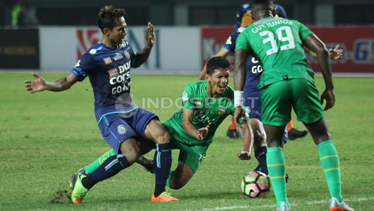 Duel seru mewarnai laga Bhayangkara FC melawan Arema FC. (Herry Ibrahim/INDOSPORT)