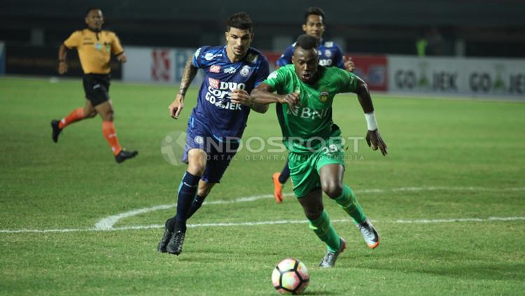 Guy Junior saat beraksi melawan Arema FC. (Herry Ibrahim/INDOSPORT)