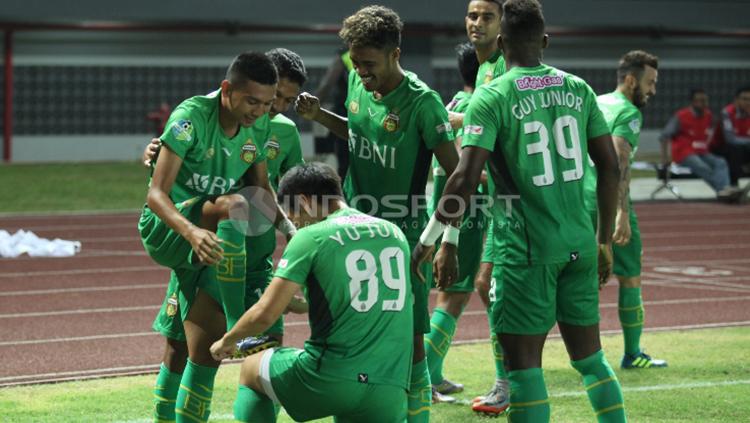 Selebrasi para pemain Bhayangkara FC usai gol pertama melawan Arema FC. (Herry Ibrahim/INDOSPORT)