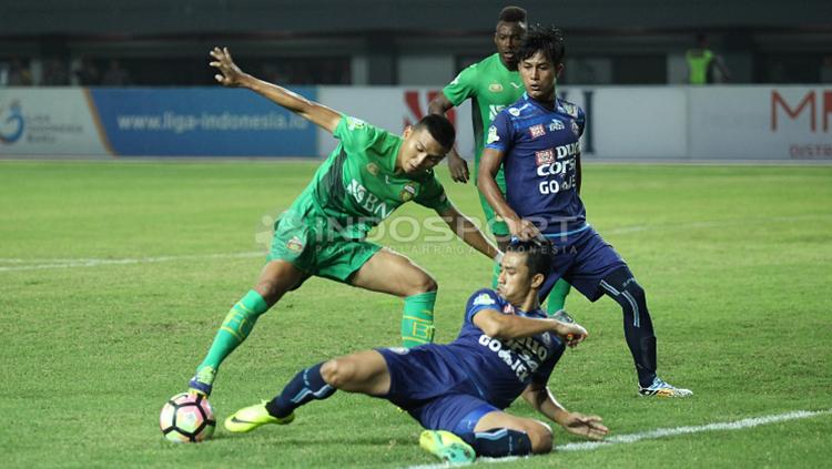 Duel seru mewarnai laga Bhayangkara FC melawan Arema FC. (Herry Ibrahim/INDOSPORT) Copyright: Herry Ibrahim/INDOSPORT