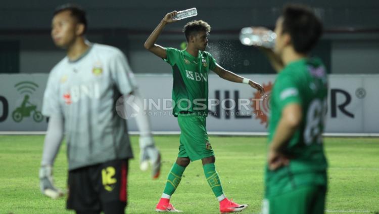 Alfin Tuasalamony saat berusaha berduel dengan pemain Arema FC. (Herry Ibrahim/INDOSPORT)
