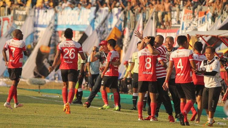 Skuat Madura United rayakan keberhasilan menumpas Persela Lamongan. Copyright: Twitter/@MaduraUnitedFC