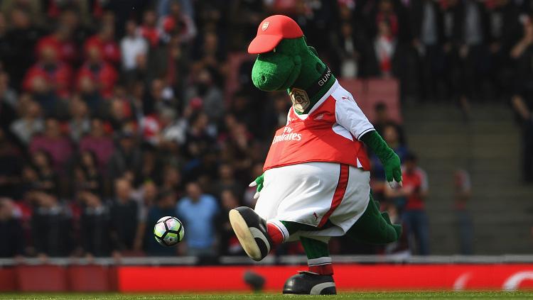 Keputusan Arsenal memecat Gunnersaurus usai 27 tahun mengabdi dimanfaatkan klub LaLiga Spanyol, Sevilla, untuk membajak maskot berbentuk dinosaurus itu. - INDOSPORT