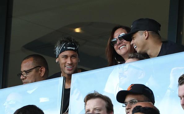 Neymar Jr (kedua dari kiri) saat menyaksikan pertandingan perdana tim barunya, PSG melawan Amiens. Copyright: INDOSPORT