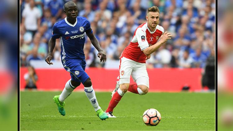 Ngolo Kante (kiri/gelandang bertahan Chelsea) saat melawan Aaron Ramsey (gelandang Arsenal). Copyright: INDOSPORT