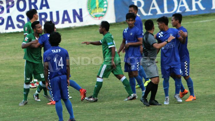 Momen ketika pemain Persekap menyeret keluar pemain PS Badung yang cedera. Copyright: Ian Setiawan/INDOSPORT