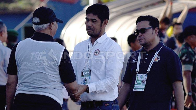 Nilmaizar berjabat tangan dengan Hanafi. Copyright: Taufik Hidayat/INDOSPORT