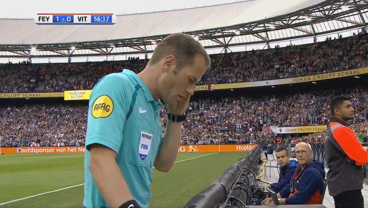 Wasit Danny Makkelie memeriksa video replay. Copyright: Fox Sport