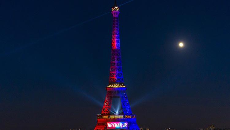 Nama Neymar JR di Menara Eiffel.