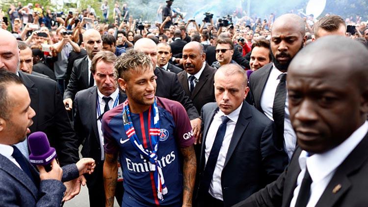 Wartawan hingga suporter tampak tak mau kehilangan momennya saat Neymar resmi jadi pemain baru PSG.
