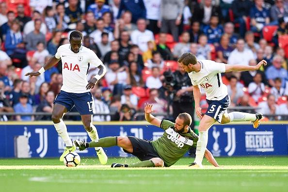 Gonzalo Higuain (tengah) mencoba mengahalau bola dari para pemain Spurs. Copyright: INDOSPORT