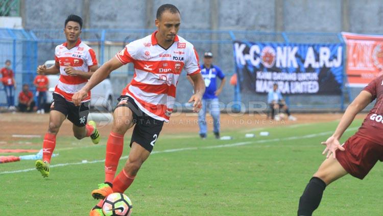 Peter Odemwingie saat mengontrol bola. Copyright: Ian Setiawan/INDOSPORT