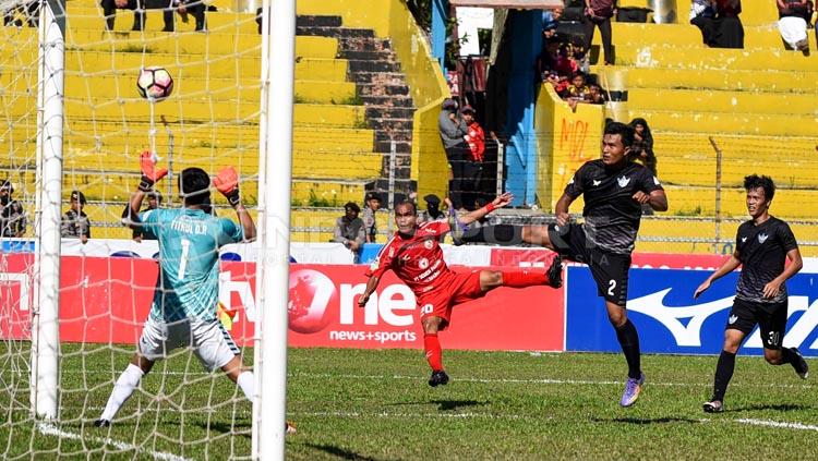 Riko Simanjuntak mengeksekusi bola ke arah gawang lawan. Copyright: Taufik Hidayat/INDOSPORT