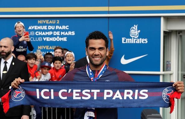 Dani Alves ketika diperkenalkan sebagai pemain baru PSG. Copyright: INDOSPORT