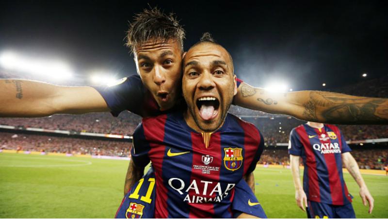 Neymar dan Dani Alves (Brasil) ketika masih memperkuat Barcelona.