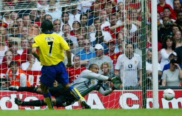 Robert Pires ketika eksekusi penaltinya gagal dalam final Community Shield melawan Man United, 2003 silam. Copyright: INDOSPORT